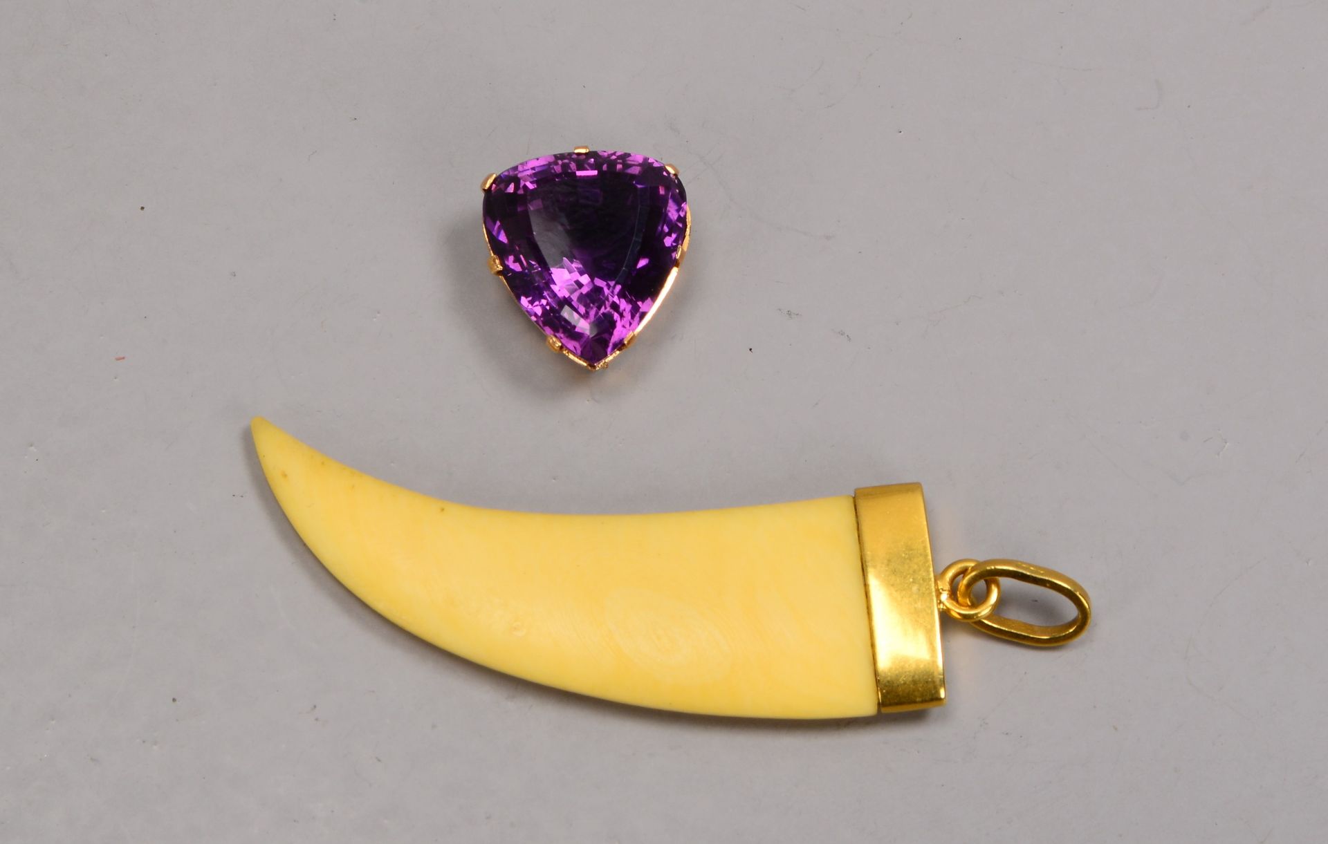 2 Anh&auml;nger, 750 Gold, verschiedene Ausf&uuml;hrungen: 1x Amethyst-Anh&auml;nger, und 1x Bein-An