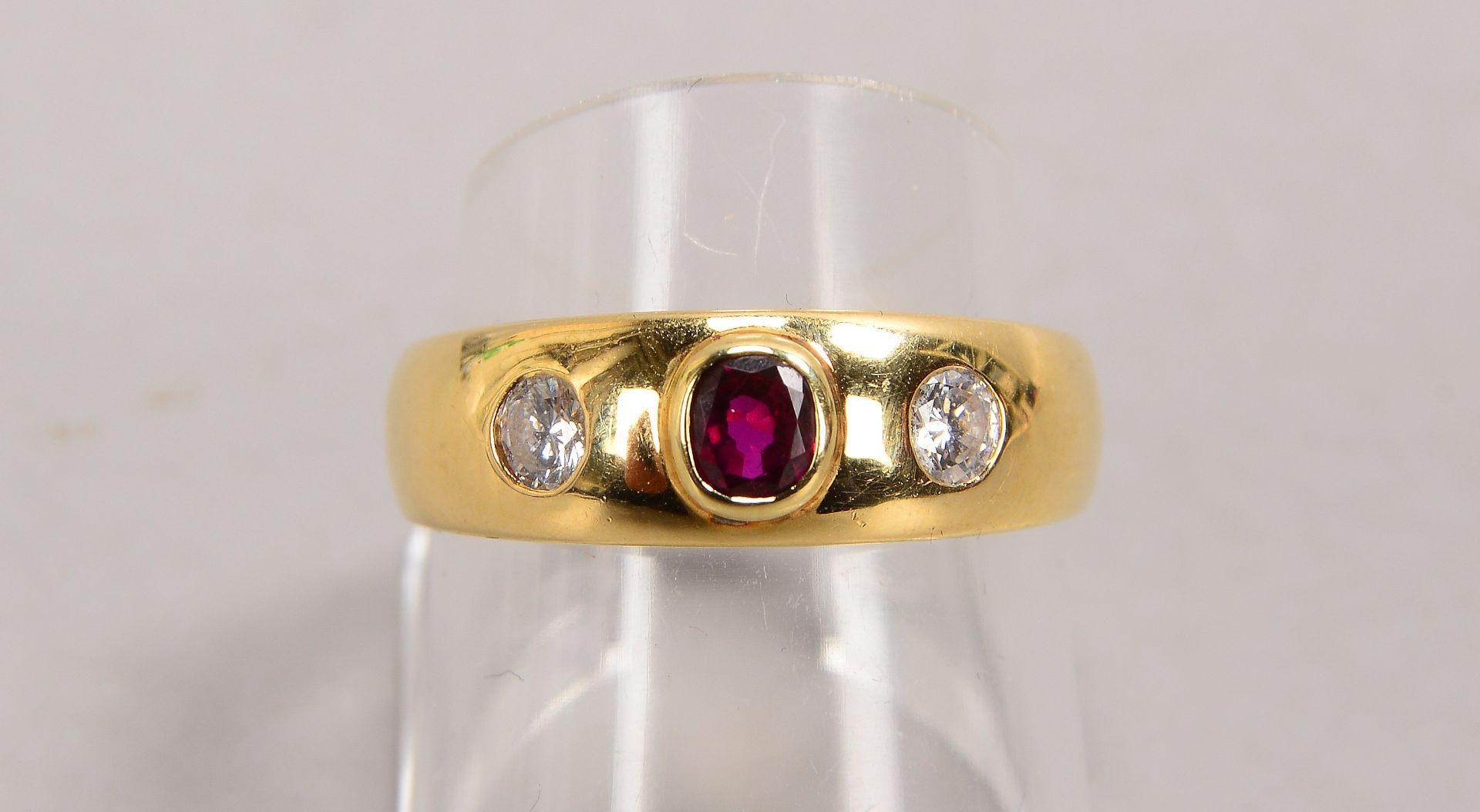 Ring, 585 GG (gestempelt), besetzt mit einzelnem Rubin und mit 2x kl. Brillanten/zus. ca. 0,25 ct