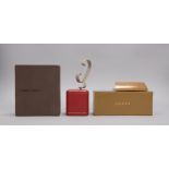Konvolut Designer-Produktwerbeträger: Cartier-Verkaufsdisplay, 2x Umverpackungen Louis Vuitton/Gucci