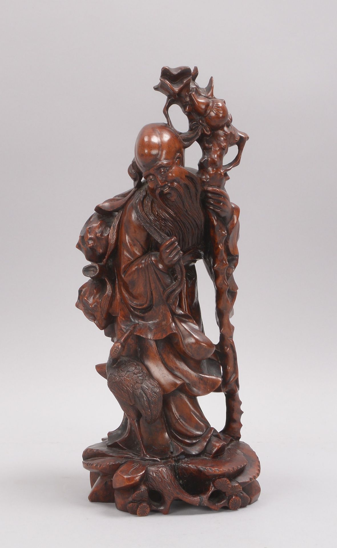 Holzskulptur (China), 'Wanderer mit Stab', Rosenholz handgeschnitzt; Höhe 37 cm