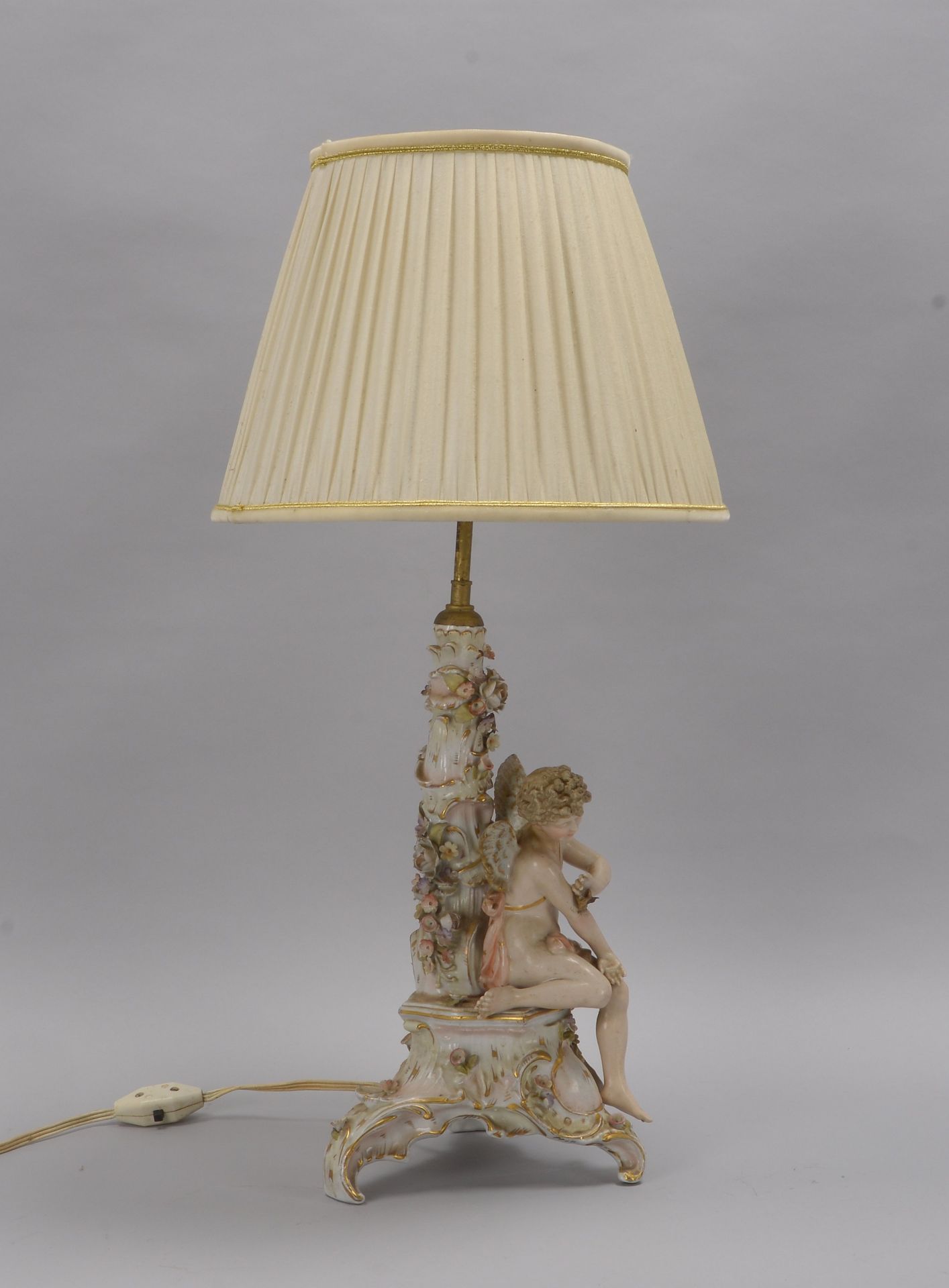 Schierholz, Porzellanlampe, 1-flammig, fig&uuml;rlicher Porzellanfu&szlig; mit Engelsfigur und Bl&uu - Image 2 of 2