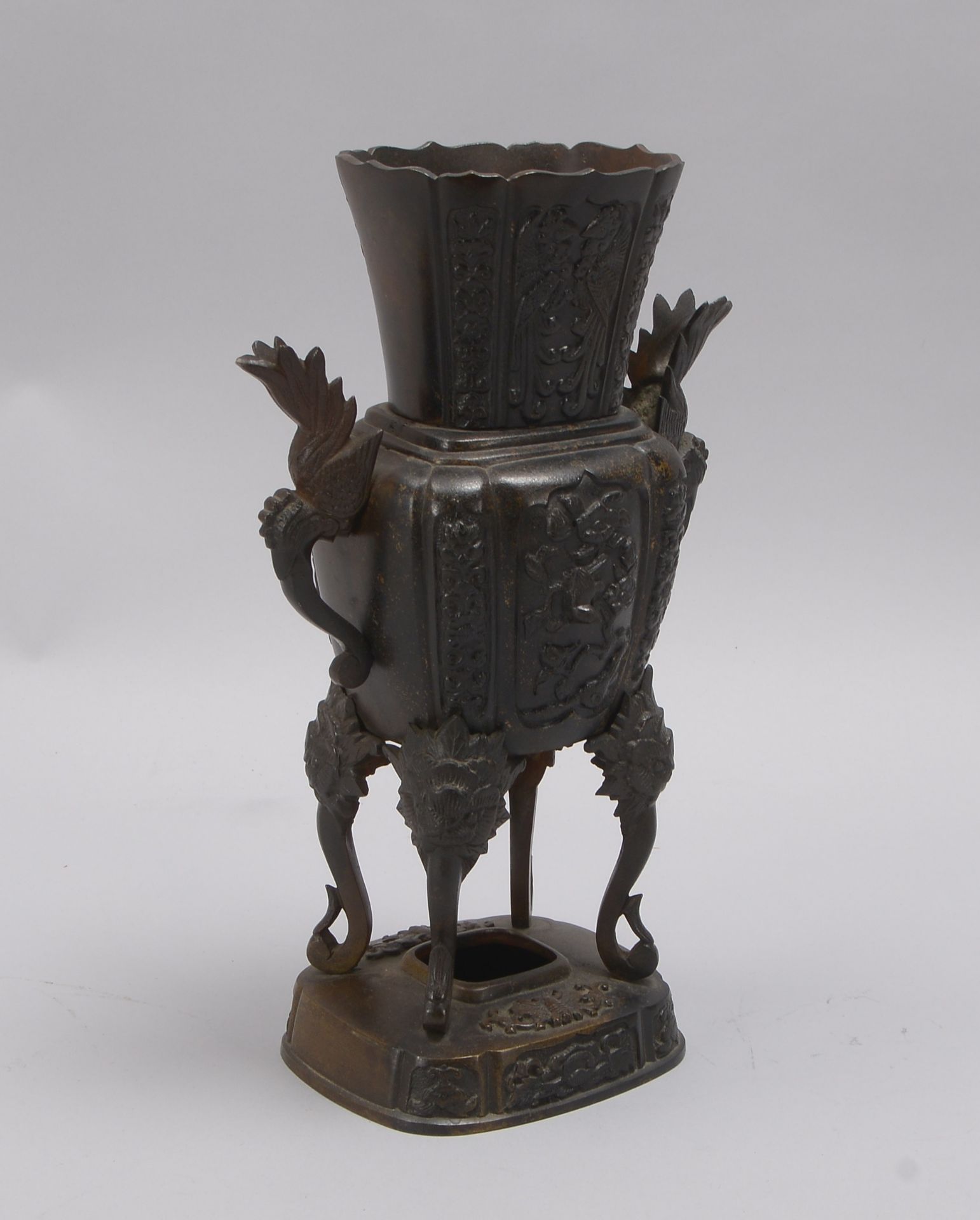 Bronzegefäß (China), Vase oder Räuchergefäß(?), mit 2x Handhaben; Höhe 32 cm - Bild 2 aus 2