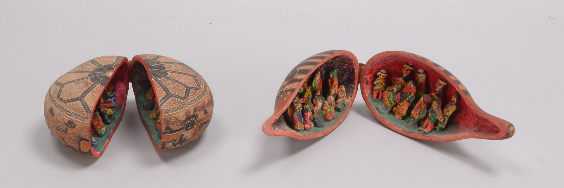 2 Kalebassen-Kürbisse (wohl südamerikanische Volkskunst), innen mit plastischem Figurenbesatz - Bild 2 aus 3