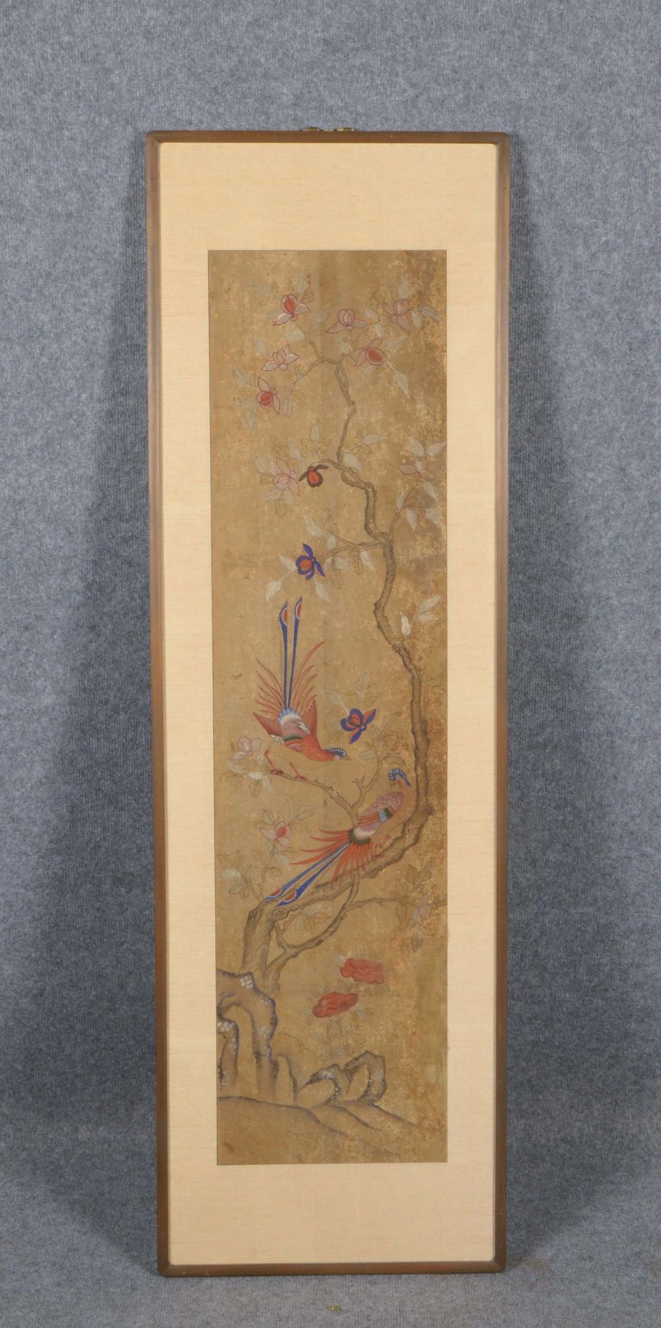 Seidenmalerei (China), 'Phönixe in Landschaft', unsigniert, gerahmt; Rahmenmaße 138 x 43 cm