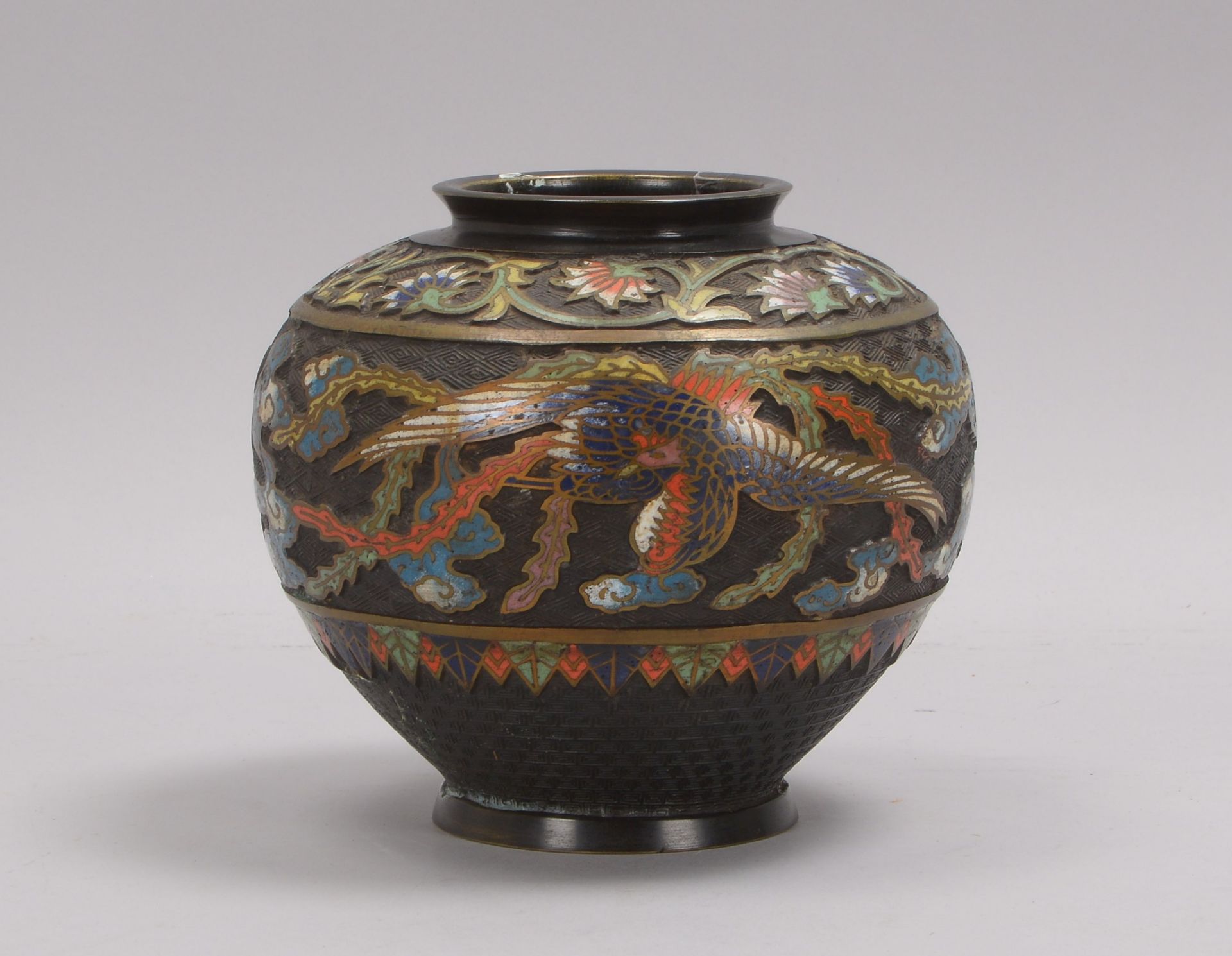 Vase (China), alt, Korpus mit hochplastischem Cloisonné-Relief, umlaufend mit Wolkenband-Motiven