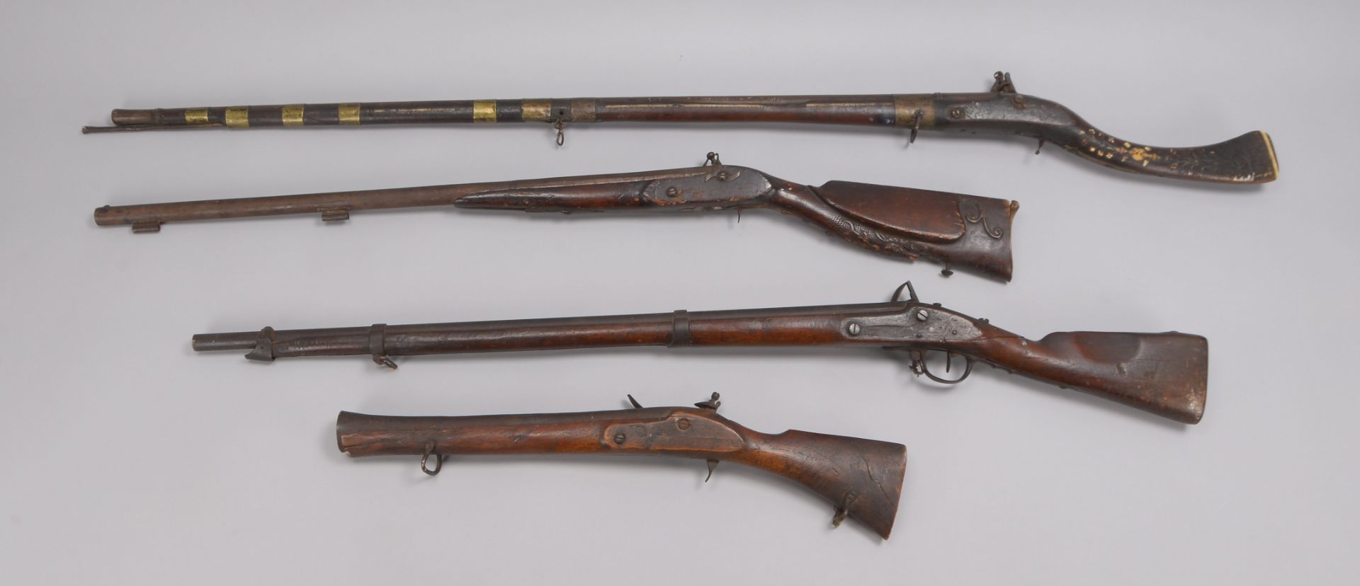 Konvolut Steinschlossgewehre, verschiedene Ausf&uuml;hrungen und L&auml;ngen, 4 St&uuml;ck - untersc