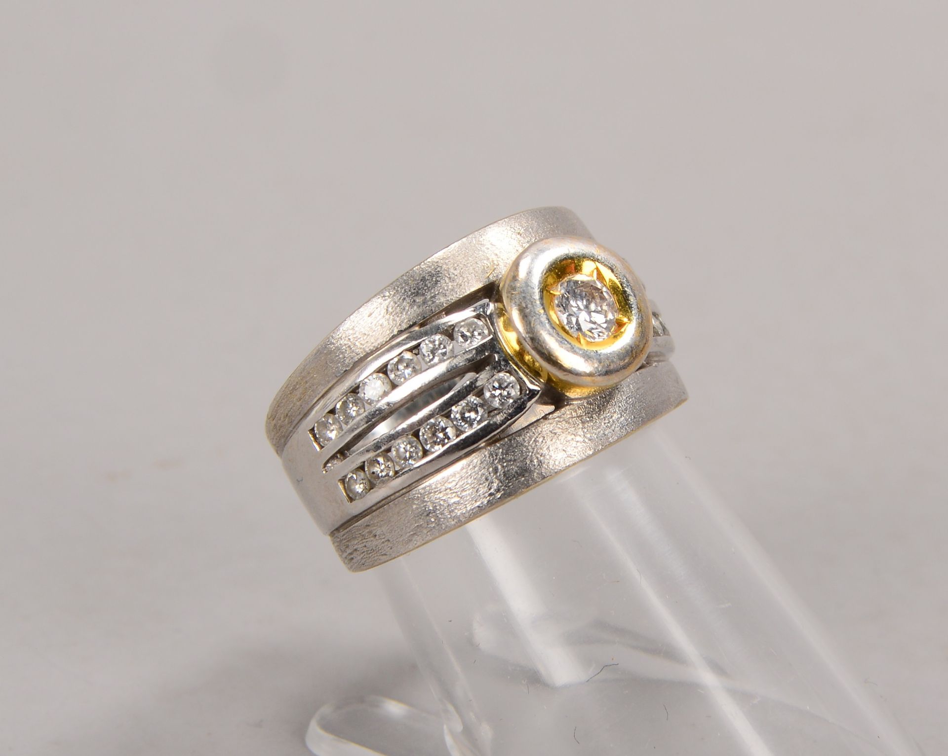 Ring, 585 WG/GG (gestempelt), mit 25-fachem Brillantbesatz/zusammen ca. 0,55 ct; RG 53, Gewicht 10 g - Bild 2 aus 2