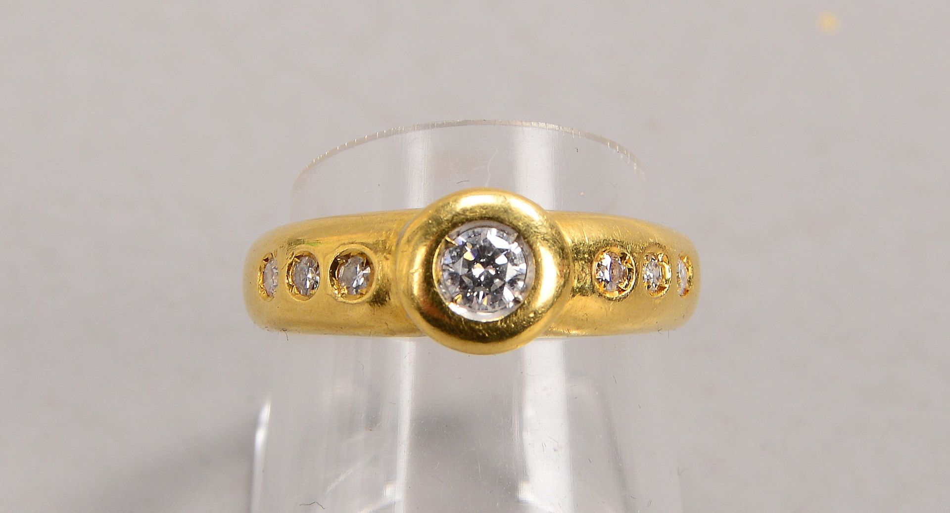 Ring, 750 GG (gestempelt), mit 7-fachem Brillantbesatz/zusammen ca. 0,33 ct; RG 54, Gewicht 4,50 g