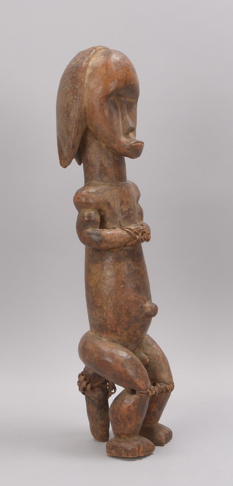 Holzfigur (wohl Benin/Afrika), 'Gefesselter' (in siitzender Haltung dargestellt), handgeschnitzt - Bild 2 aus 2