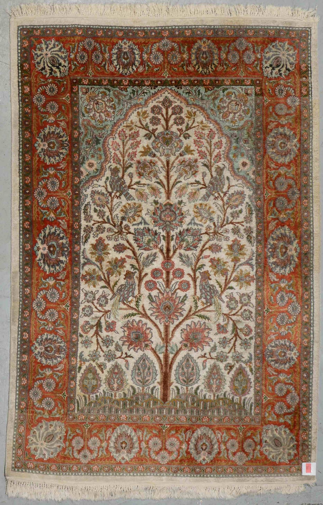 Kaschmir-Seidenteppich, mittelfeine Knüpfung, hellgrundig, mit Baummotiv und Vogelmotiven
