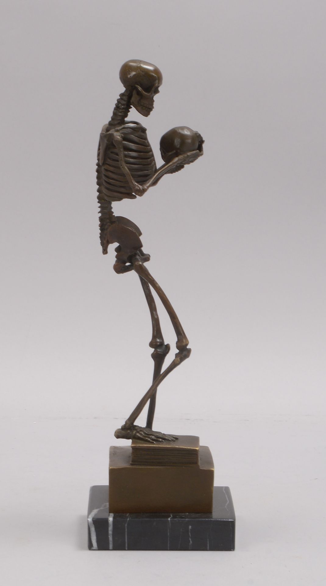 Bronzeskulptur (nach Carl Kauba), 'Skelett mit Totenschädel', signiert, Figur auf Marmorplinthe - Bild 2 aus 3