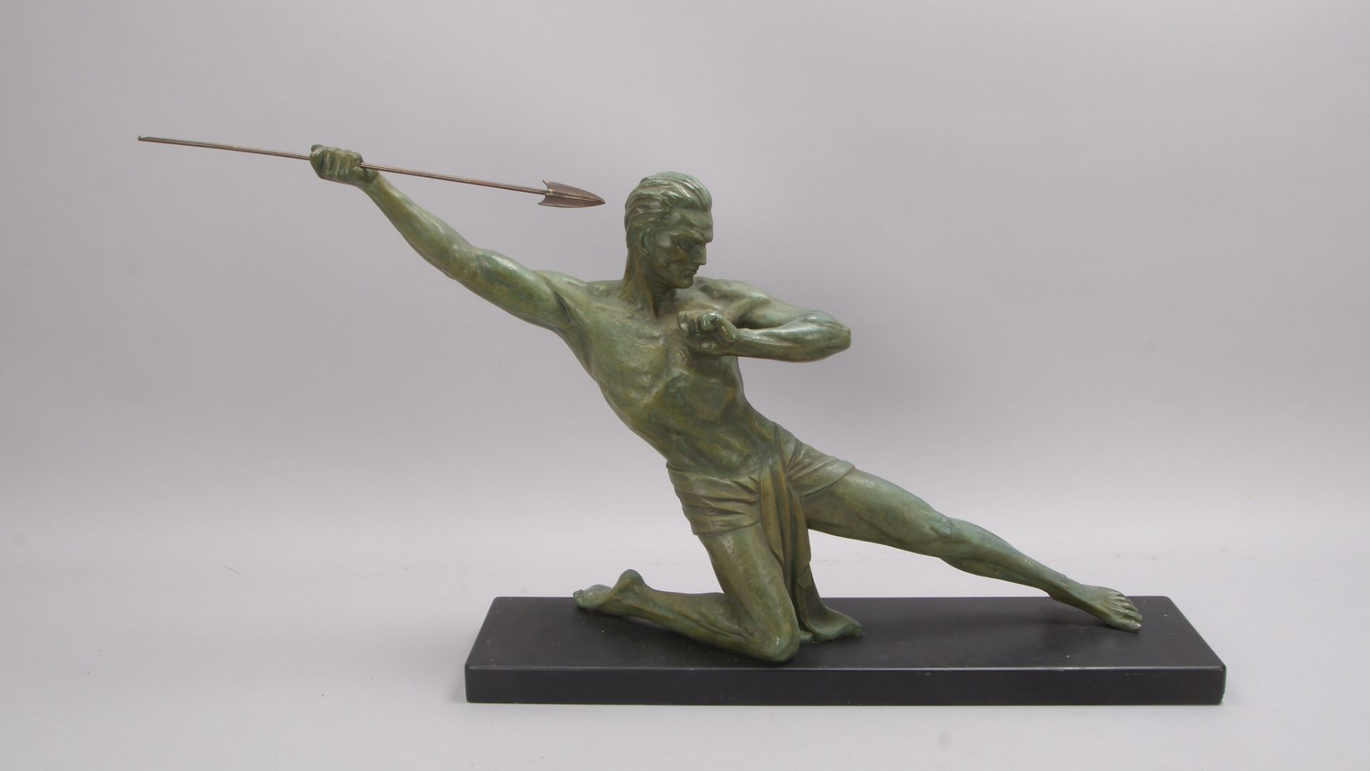 Skulptur (nach Jean de Roncourt), 'Speerwerfer', Weißmetall bronziert, Figur mit grüner Patina