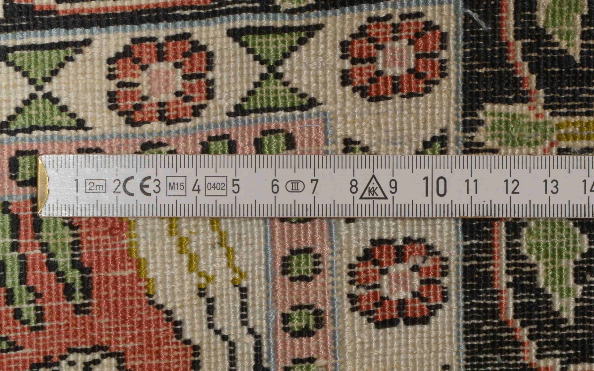 Kaschmir-Seidenteppich, mittelfeine Knüpfung, Flor in insgesamt gutem Zustand; Maße 188 x 122 cm - Bild 2 aus 2