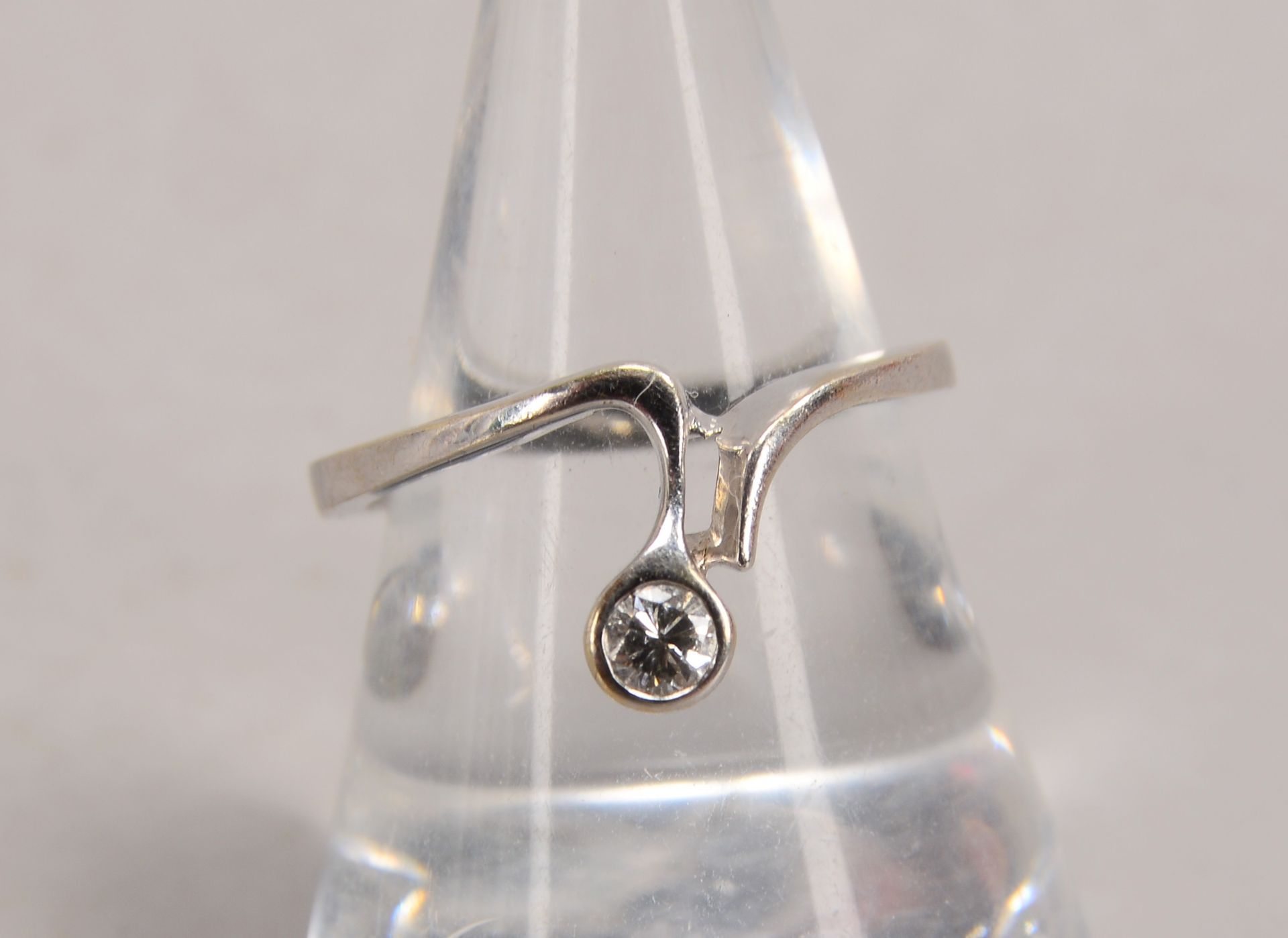 Ring, 585 WG (gestempelt), besetzt mit einzelnem Brillant von 0,12 ct; RG 48, Gewicht 2,40 g - Image 2 of 2