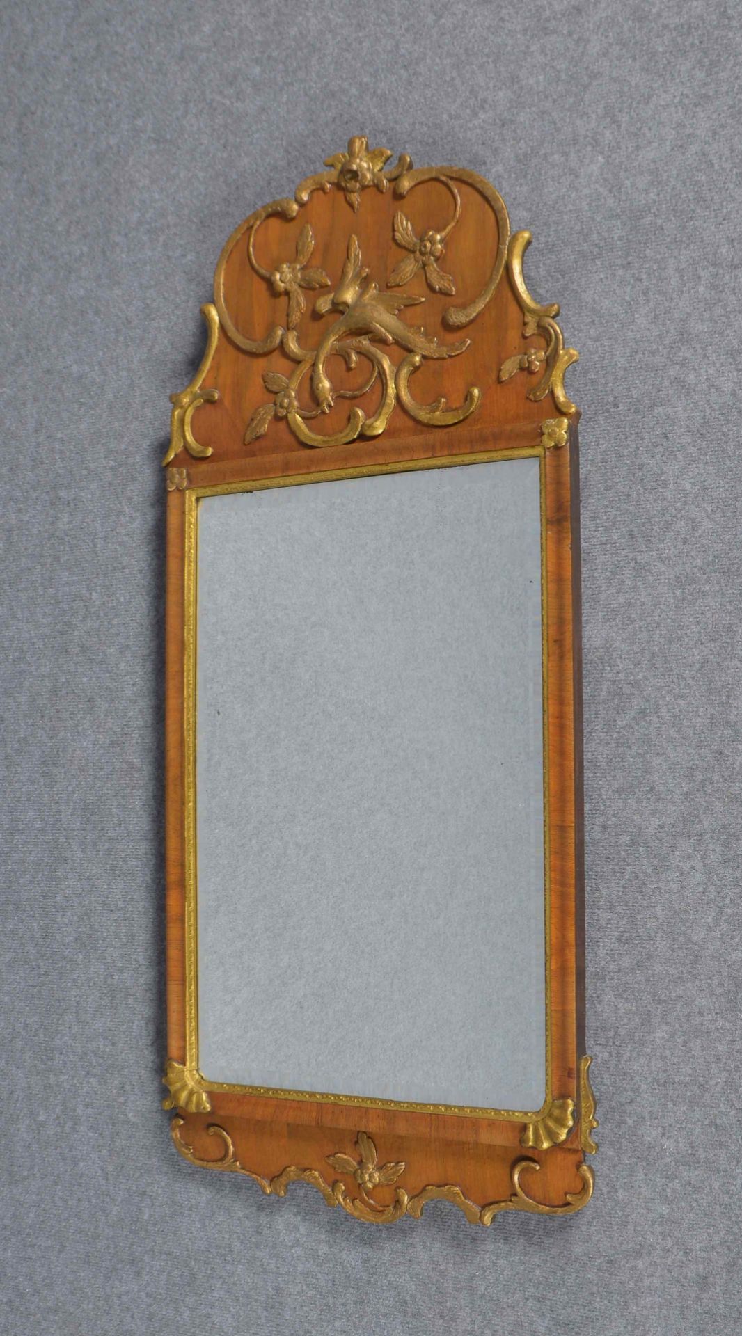 Antiker Wandspiegel (wohl Schleswig-Holstein, um 1770), Nussbaum-Rahmen mit Goldleiste/Applikationen