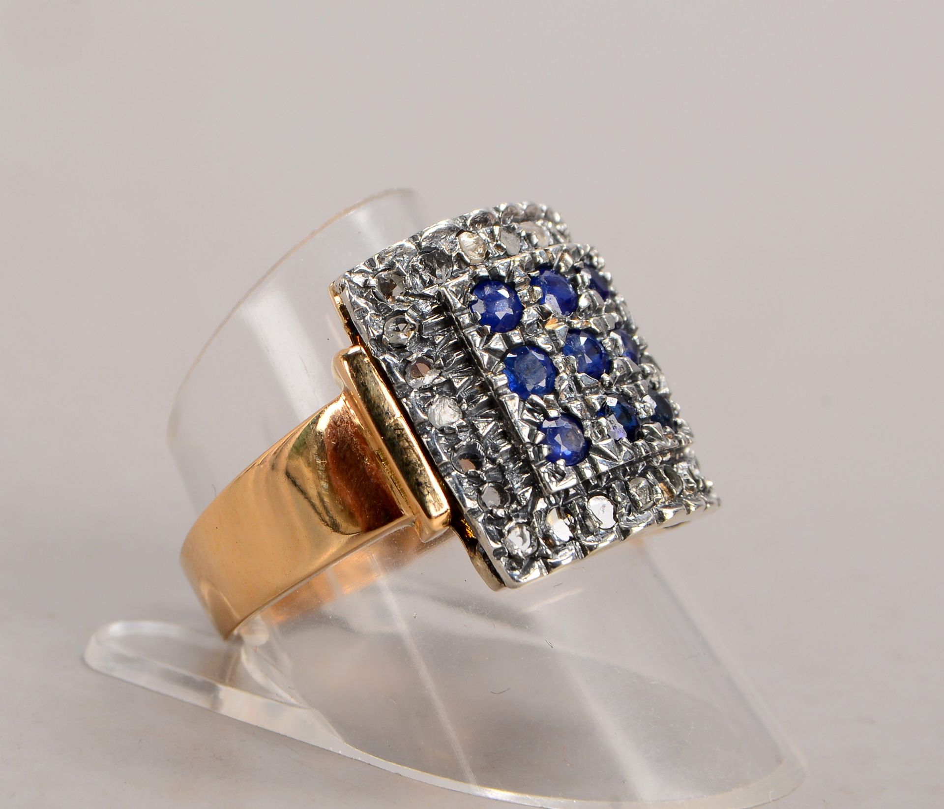 Ring, 585 RG und Silber, besetzt mit Saphiren und Diamanten/je ca. 0,14 ct, Ma&szlig;e Ringkopf 15 x