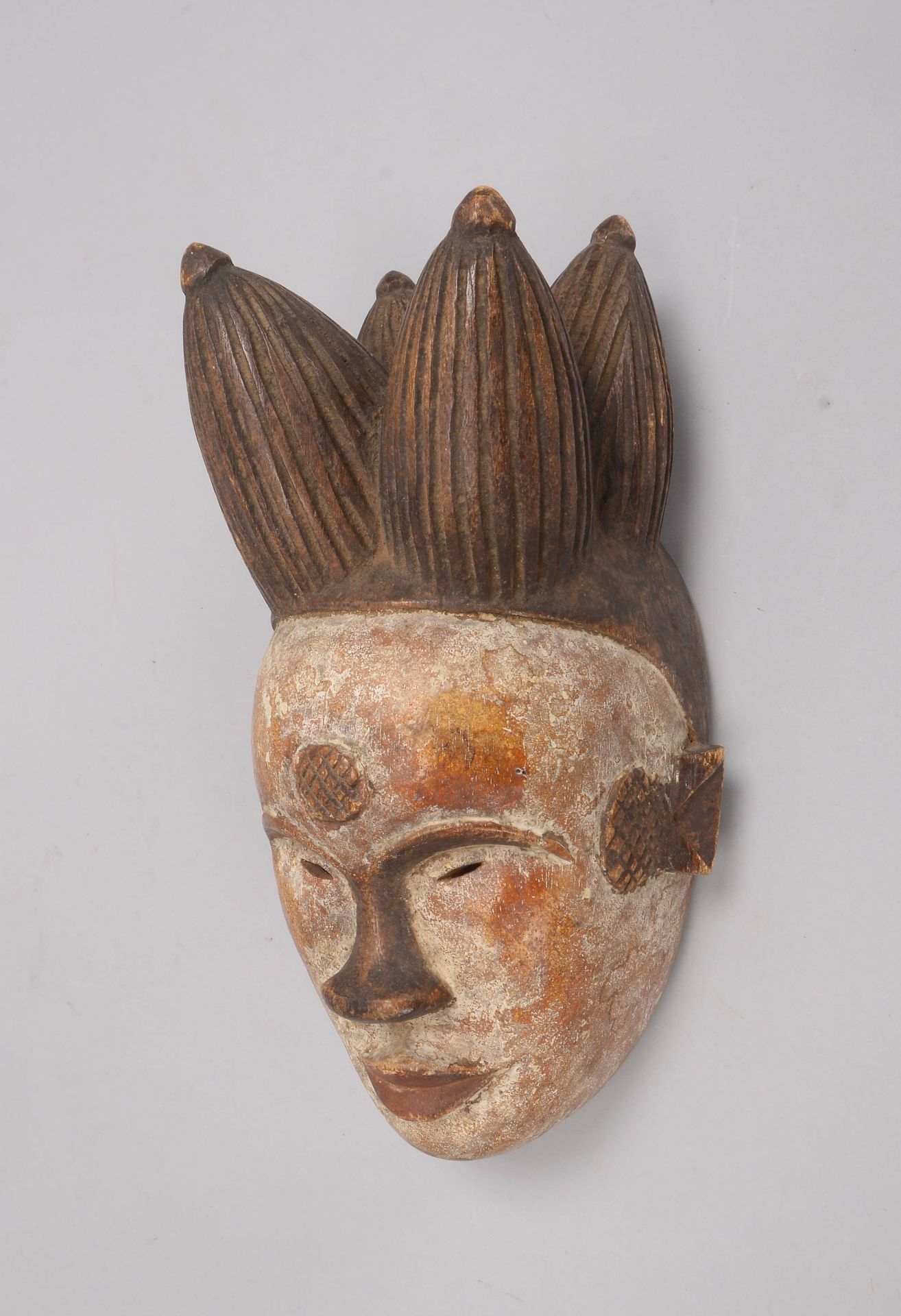 Ritualmaske (Kamerun/Afrika), Holz handgeschnitzt, mit Resten von weißer Fassung; Länge 31 cm
