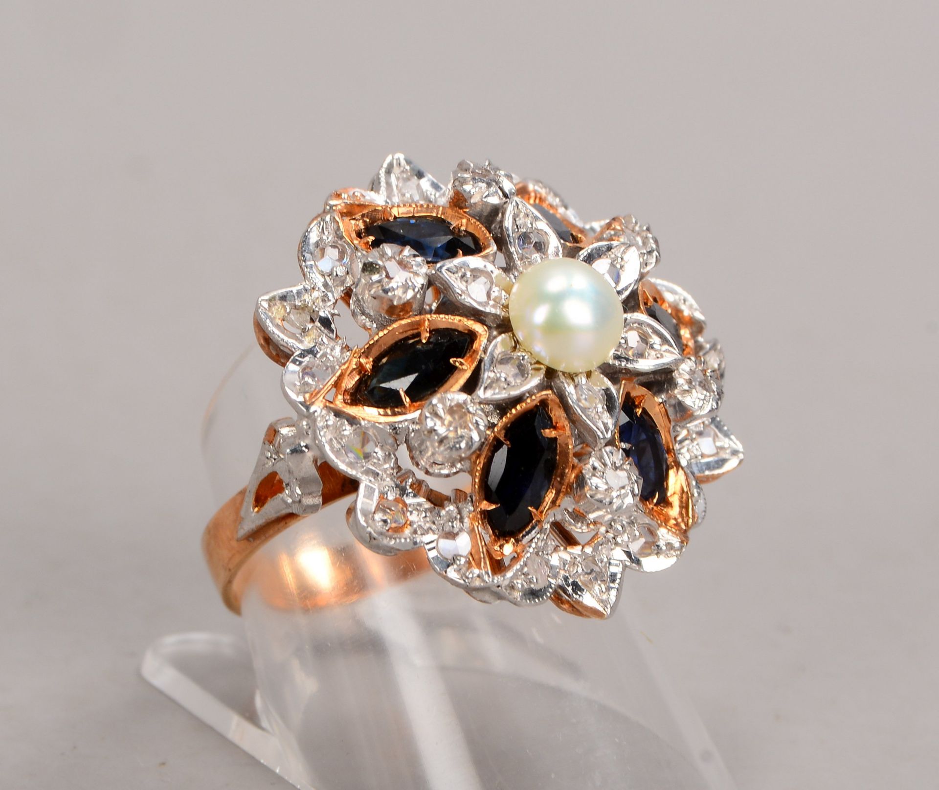 Ring, 375 RG und Silber, fig&uuml;rlicher Ringkopf in Bl&uuml;tenform, mit einzelner Perle und 6-fac