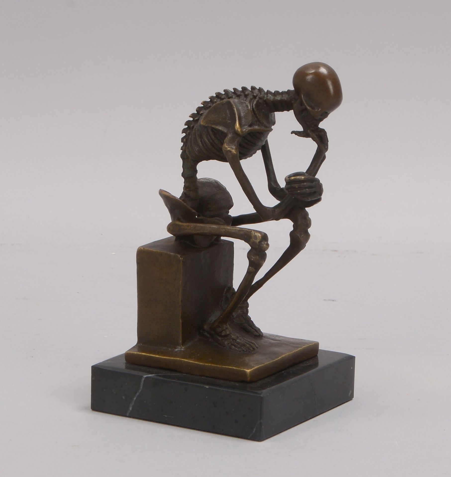 Bronzeskulptur (nach Milo), &#039;Skelett in Denkerpose&#039;, signiert, Figur auf Marmorplinthe; H&