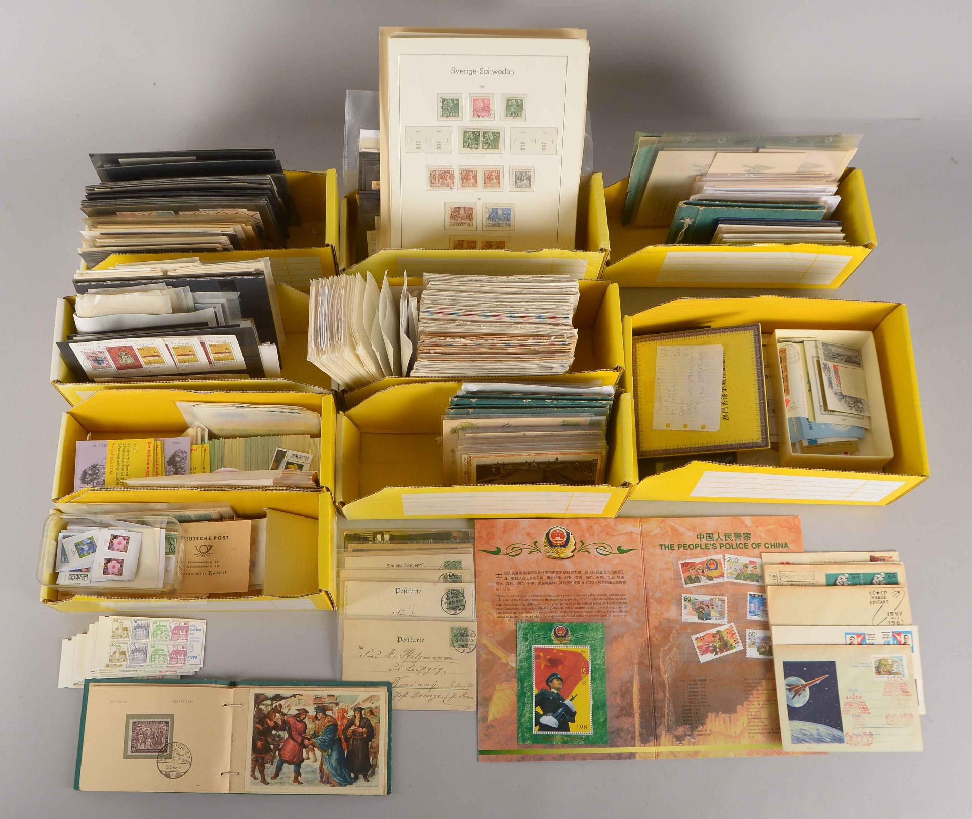Briefmarken, Sammlung Markenheftchen und Zusammendrucke, im Karton (eine interessante Mischung!)
