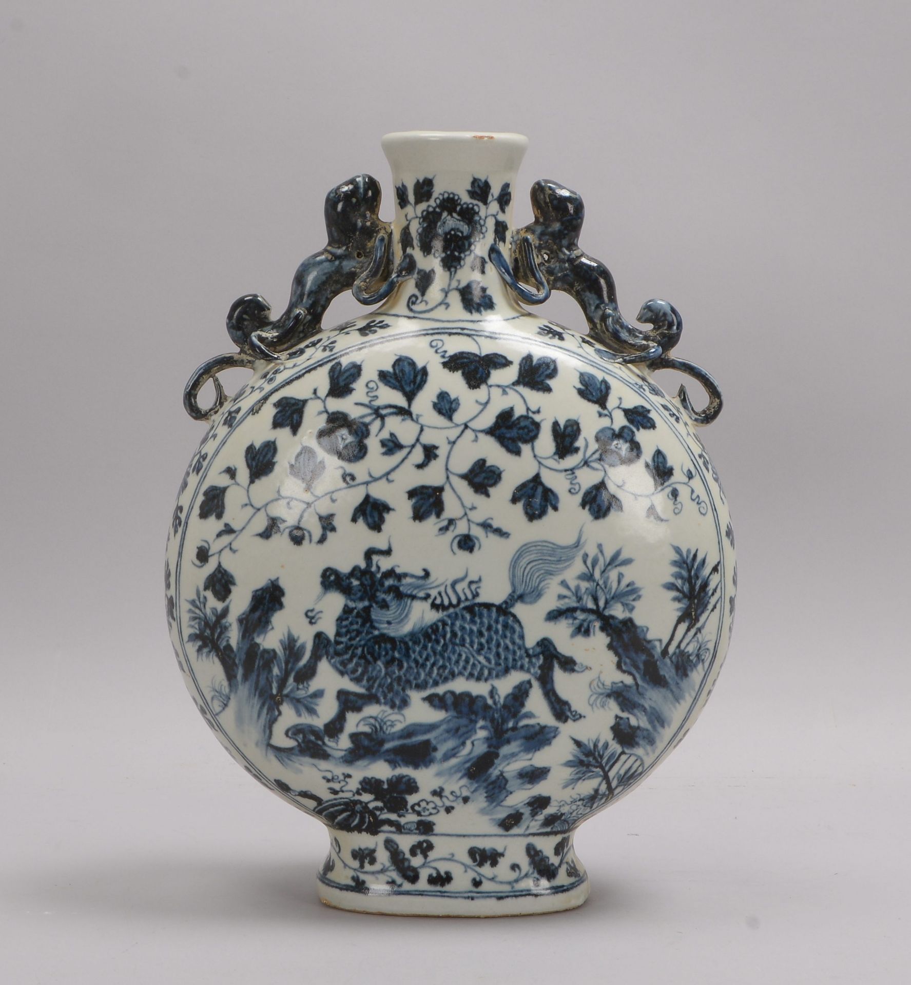 Vase (China), Keramik, mit blauer Glasur, Korpus umlaufend mit plastischen Darstellungen