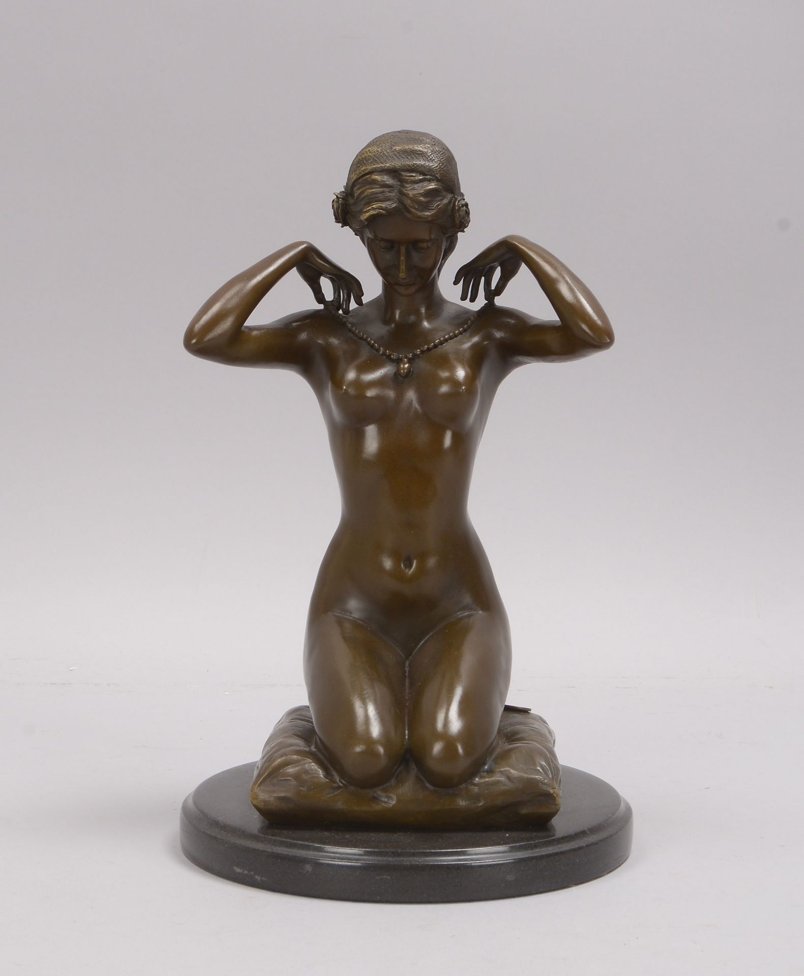 Bronzeskulptur (nach Paul Ponsard), &#039;New Necklace&#039; - Kniender weiblicher Akt, im Kissen si