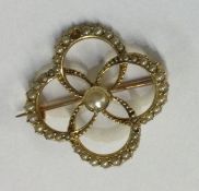 A small pearl brooch in 9 carat mount. Approx. 2 g