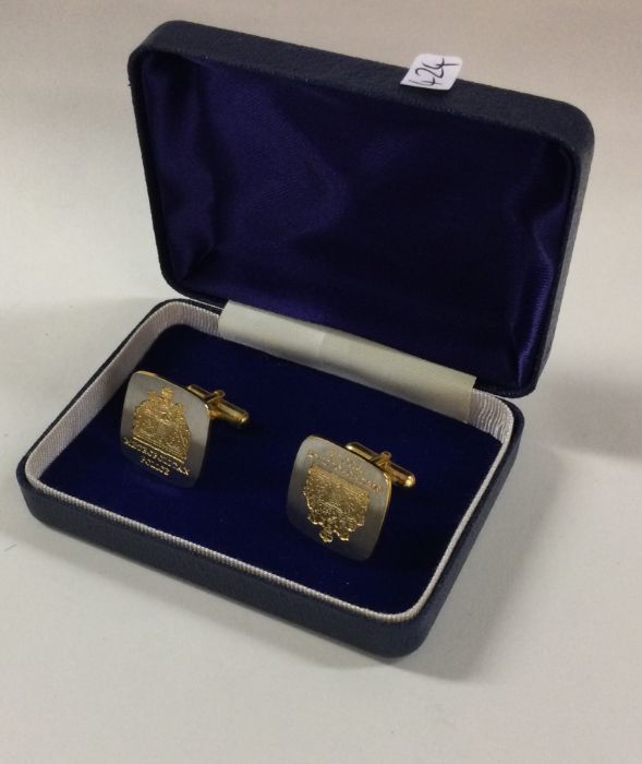 A pair of Metropolitan Police cufflinks. Est. £10