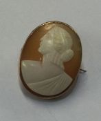 A small oval cameo in gold frame. Approx. 4 grams.