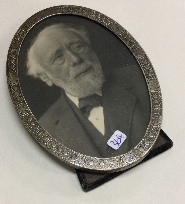 An oval silver picture frame with engraved decorat - Image 2 of 2