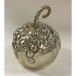 A silver lighter in the form of a pomegranate. Approx. 181 grams.