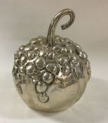 A silver lighter in the form of a pomegranate. Approx. 181 grams.