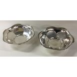 A pair of silver dishes. London 1912. By Goldsmith