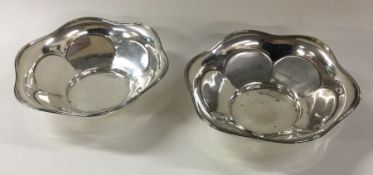 A pair of silver dishes. London 1912. By Goldsmith