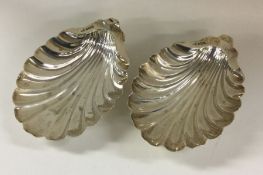 A pair of silver shell butter dishes. Approx. 26 g