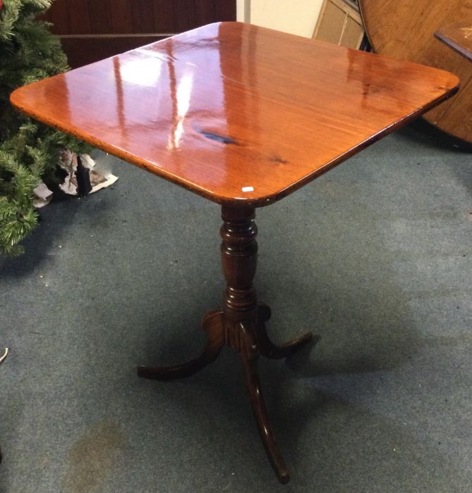 A Victorian pedestal table on three sweeping suppo