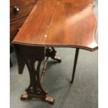 An Edwardian mahogany Pembroke table.