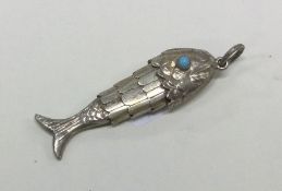 A silver fish with stone. Approx. 4 grams. Est. £2