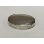 A circular hinged silver box. Approx. 35 grams. Es