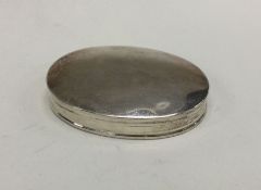 A circular hinged silver box. Approx. 35 grams. Es