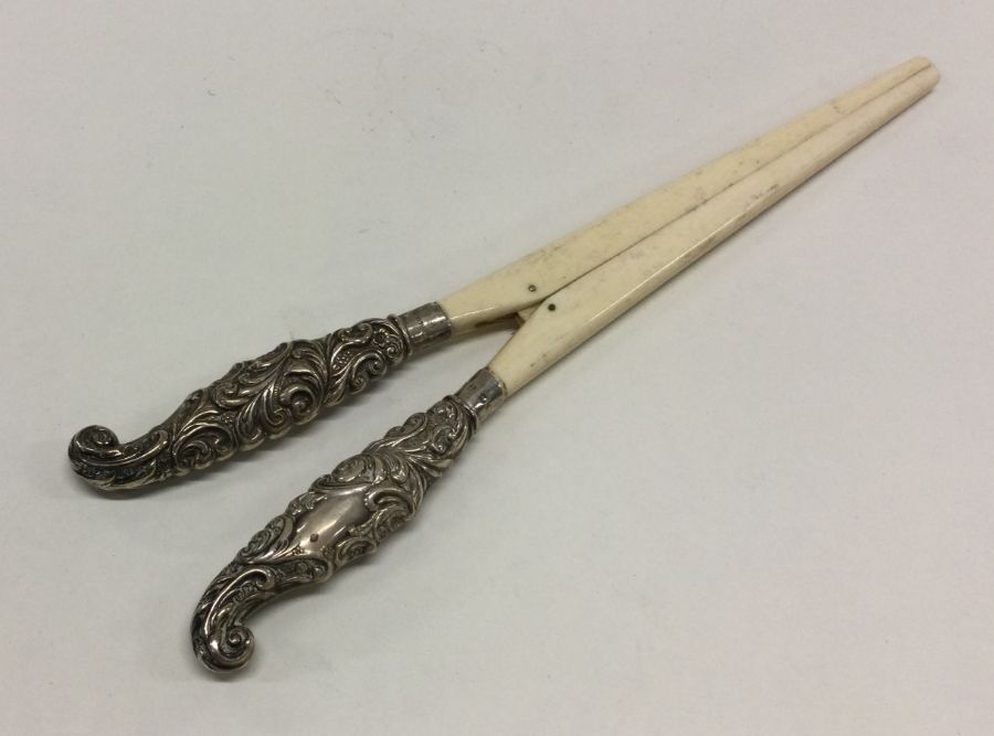 A pair of silver mounted tongs. Approx. 79 grams.