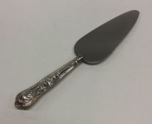 A silver handled cake slice. Approx. 75 grams. Est