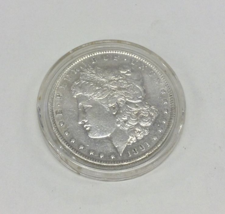 A silver 1oz American dollar. Approx. 30 grams. Es