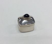 A silver hinged box with stone. Approx. 18 grams.