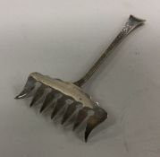 A large textured silver sardine fork. Approx. 15 g