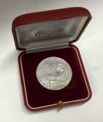 An unusual cased Judaica silver 1oz coin depicting zodiacs. Approx. 27 grams. Est. £30 - £50.