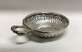 A heavy silver wine taster. London 1929. By D and J Well Ltd. Approx. 52 grams. Est. £100 - £120.