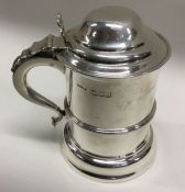 An Edwardian silver tankard. London 1906. By WE Hill and Co. Approx. 314 grams. Est. £400 - £500.