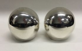 STUART DEVLIN: A heavy pair of silver and silver gilt paperweights. London 1972. Approx. 250