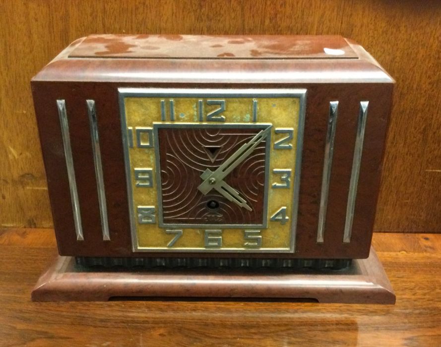 An Art Deco Jaz Bakelite clock. Est. £20 - £30.